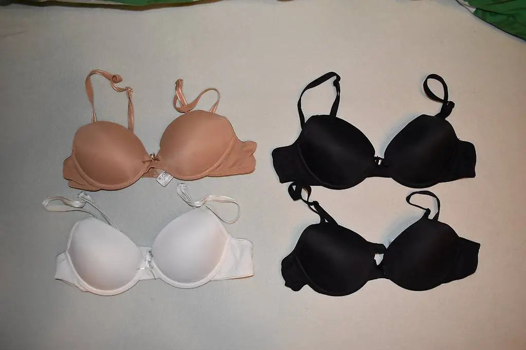 4 schlichte BH"s in Gr. 75AA Push-Up für total CHF 12