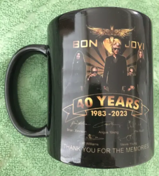 Neu - BON JOVI - Tasse - 40 Years 1983-2023