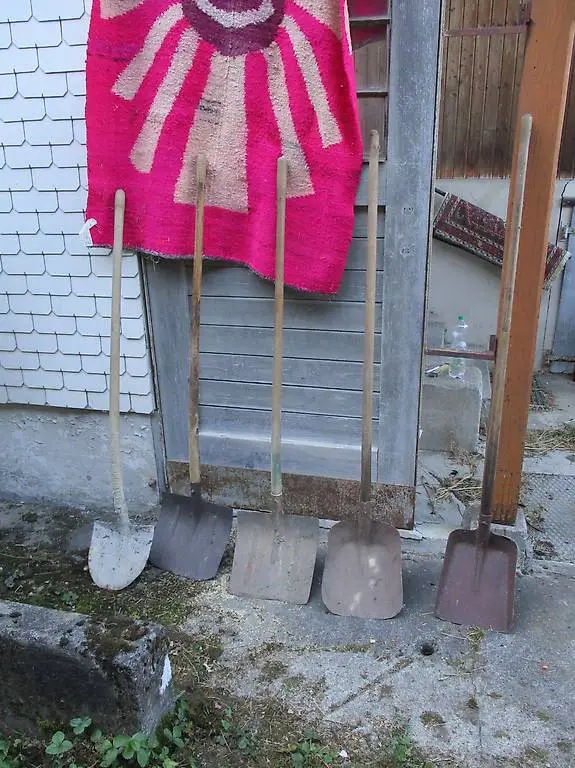 5x hist. Schaufel / 5x Hacke + Mistgabel / 3x Säge TOP