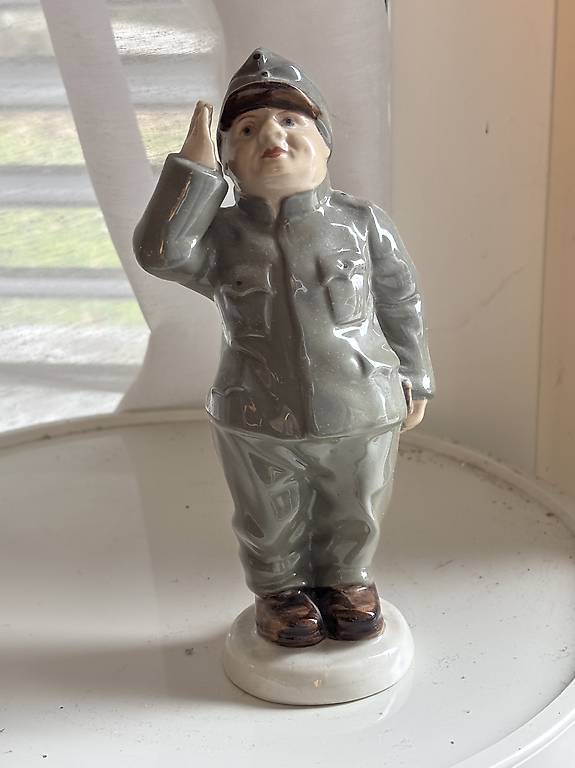 Royal Dux, Art Deco Porzellan Figur "Braver Soldat Schwejk