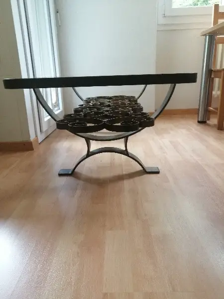 Massiver Salontisch mit Glasplatte