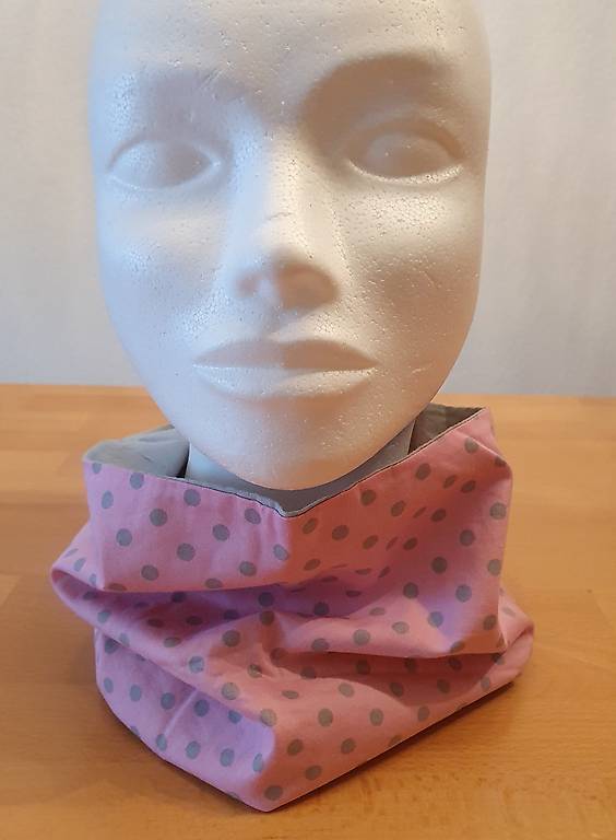 Selbstgenähte Loopschals aus Baumwollstoff