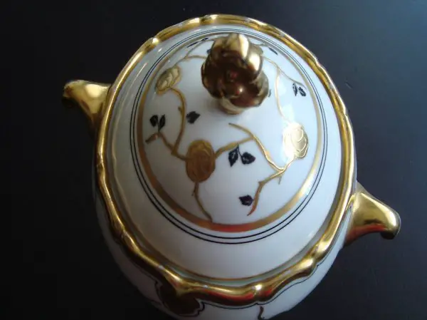 Antike Dose mit Goldverzierung