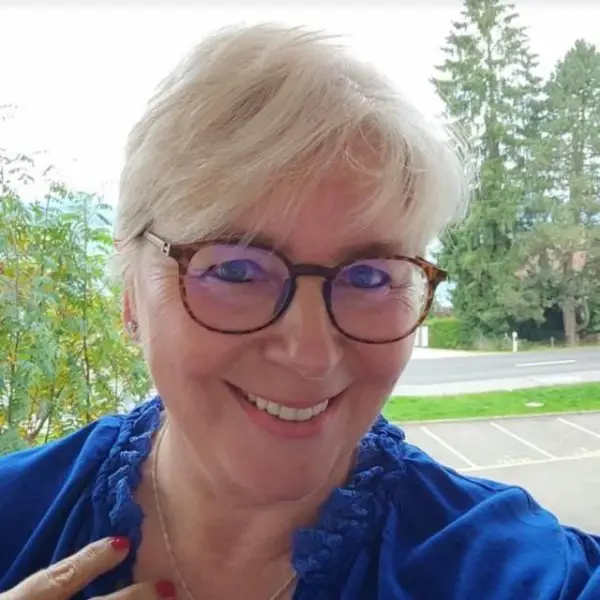 Gesellschafterin Julia seriös, organisiert, emp, NR, Auto