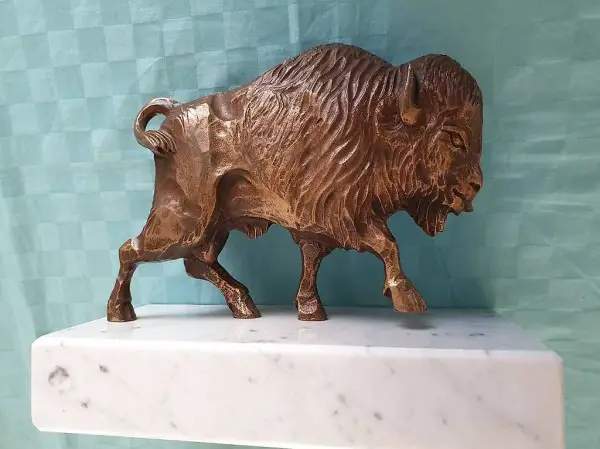  Bison Figur auf Marmor Sockel