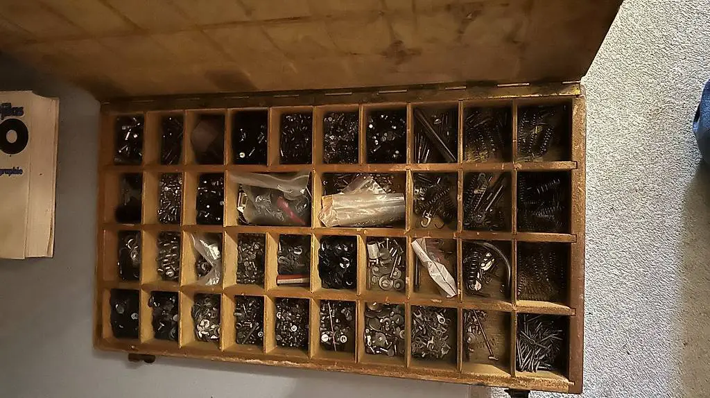 Werkzeugkisten aus Holz mit verschiedenen Fächern