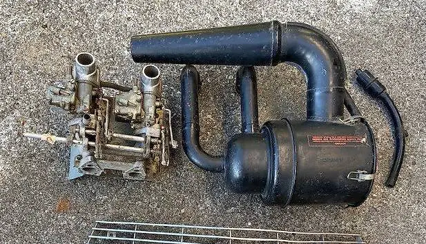 Oldtimer NSU Ro 80 Wankel 1969 - Vergaser u Luftfilterkasten