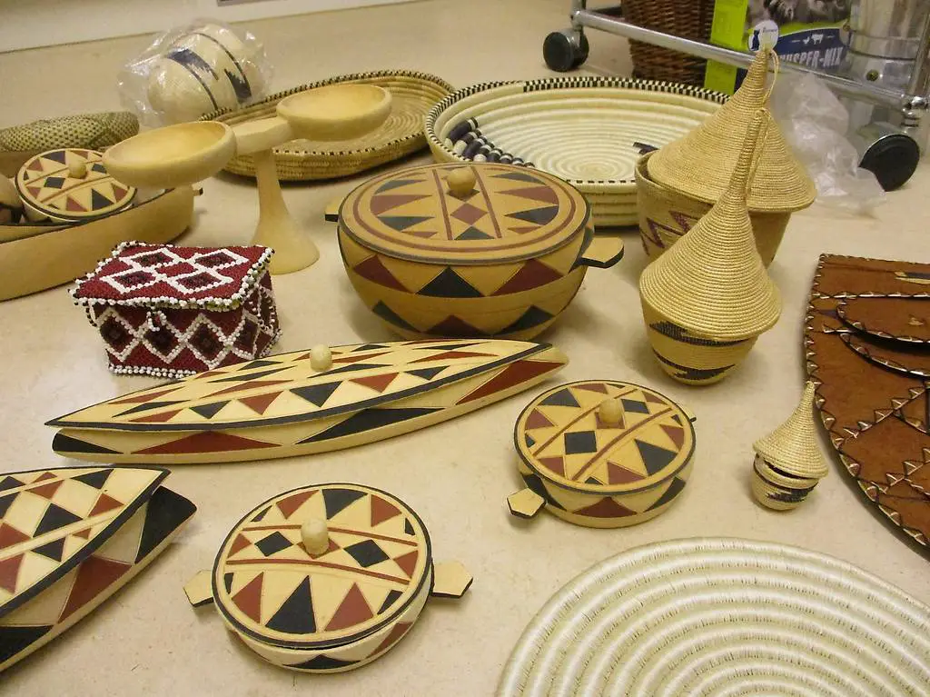 1 Posten Volks-Kunst Afrika wunderschöne Handarbeiten Holz