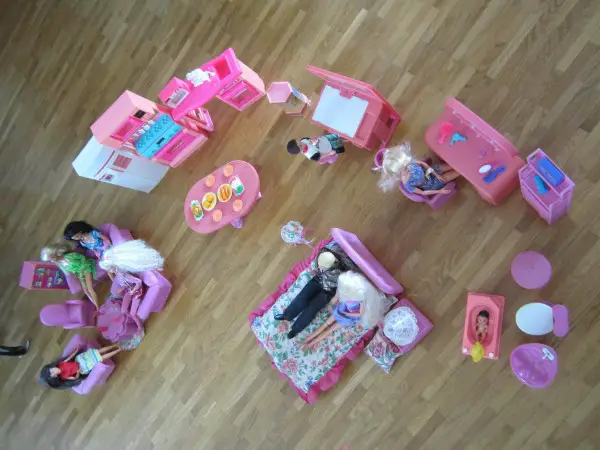  Divers mobilier vintage + 8 barbies (selon photos)