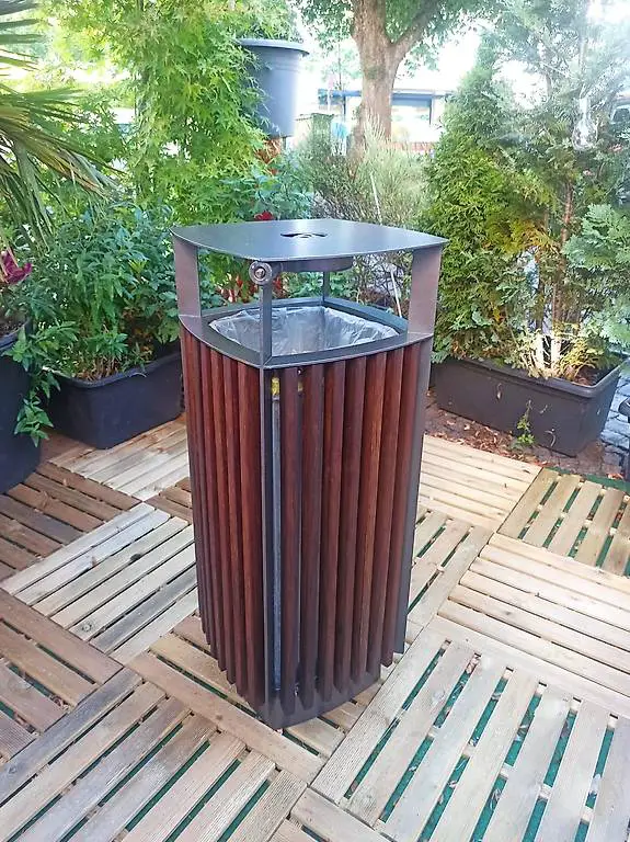 Abfalleimer mit Ascher