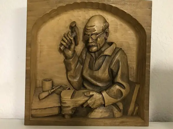 Wandbild passionierter Schuster Schuhmacher handgeschnitzt