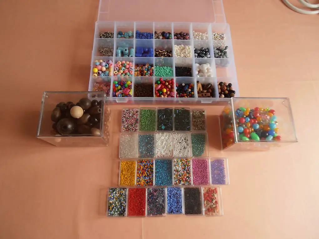 Perlen, Chrälleli aus Holz, Glas, Kunststoff etc.