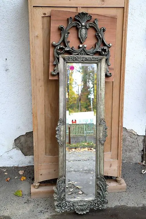 Spiegel prunkvoll verziert, silberfarben patintiert