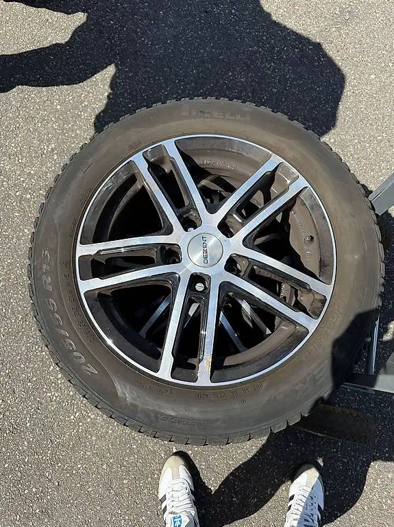 Ruota completa con le gomme Pirelli.