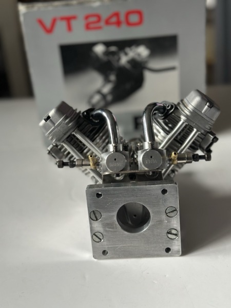 VT 240 Enya V Twin Viertakt Glühmotor seltene Sonderversion