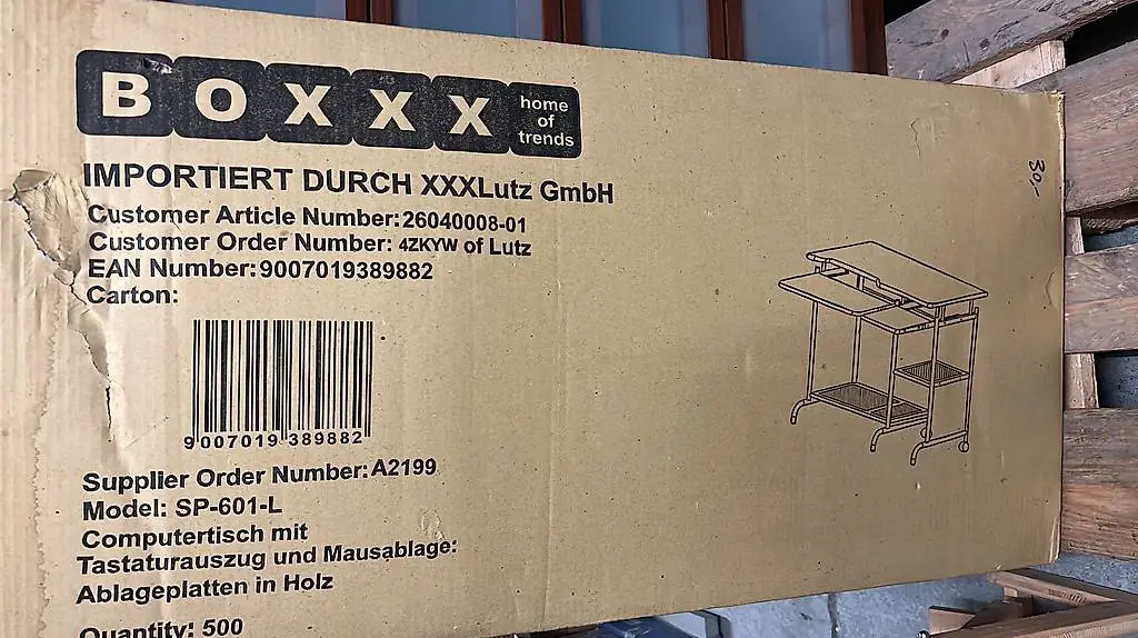 Computertisch mit Tastaturauszug und Mausablage