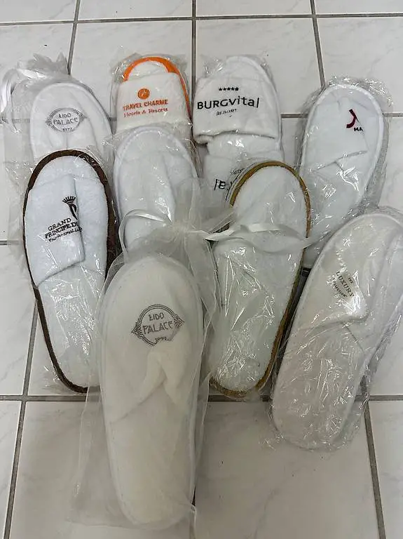 Hausschuhe für Gäste /Textil verschiedene Sujets