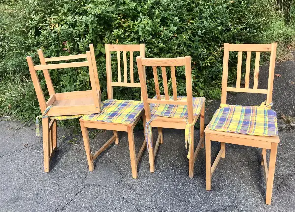 4 Stühle aus Kieferholz