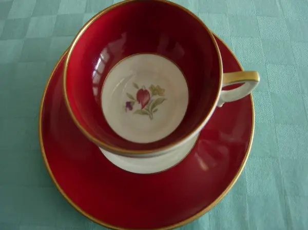  Moccatasse rot, Goldrand mit Blumenmotiv