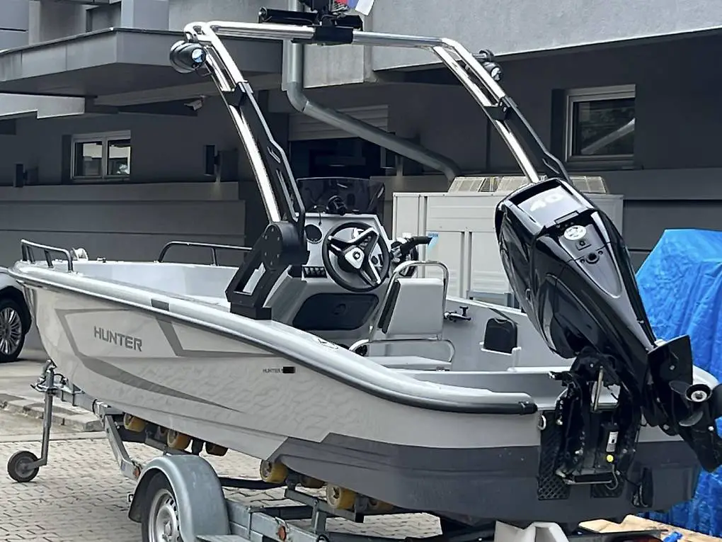 Motorboote 5,8x1,8m mit 60ps Aussenborder