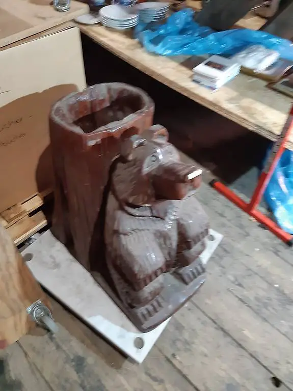 Bär sitzend aus Holz geschnitzt als Schirmständer benutzbar