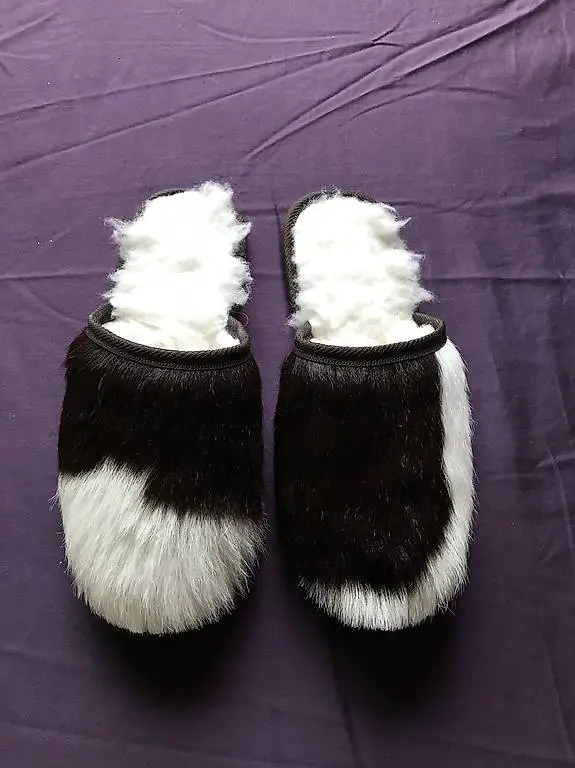 Hausschuhe aus Kuhfell und Wolle
