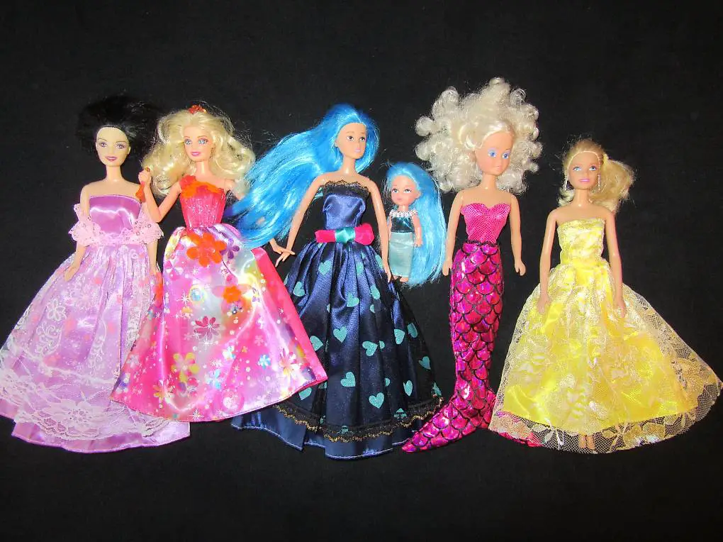 Barbies & Puppen mit schönen Kleidern, Meerjungfrau...