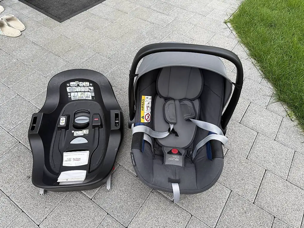 Britax Römer Babyschale mit Isofix-Base Flex