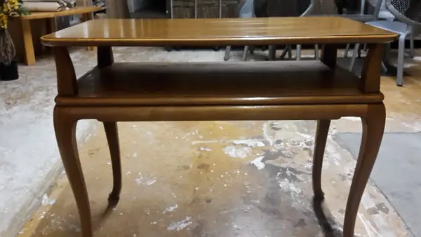 Altes schönes Tischli mit Untertisch