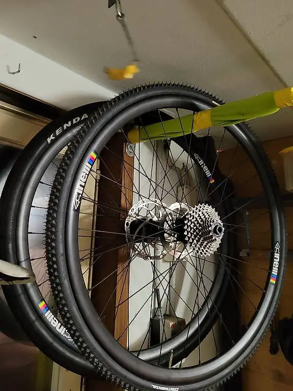 Gravel Rennvelo Laufradsatz für Steckachse