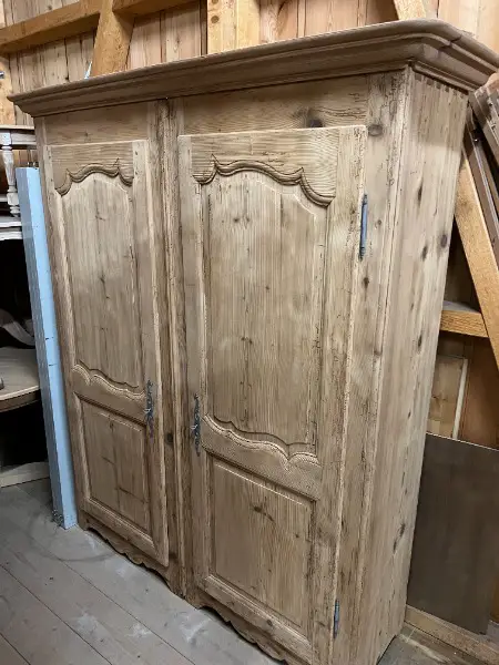 : ART 851: Armoire en sapin sablé