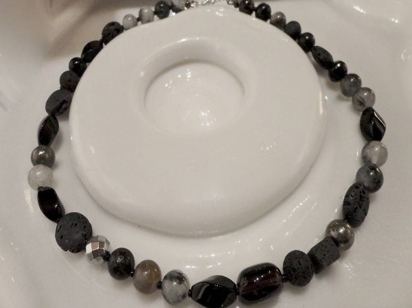 Edelsteinkette mit verschiedenen Edelsteinen