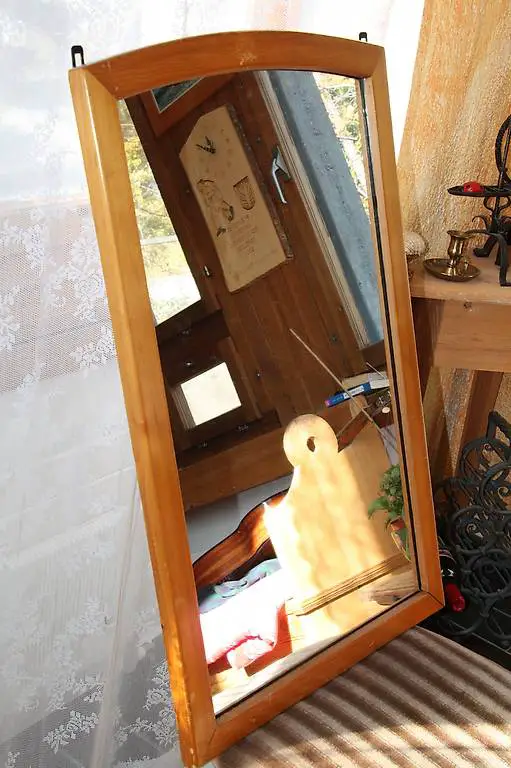 älterer Spiegel in gutem Zustand / Umrandung Holz