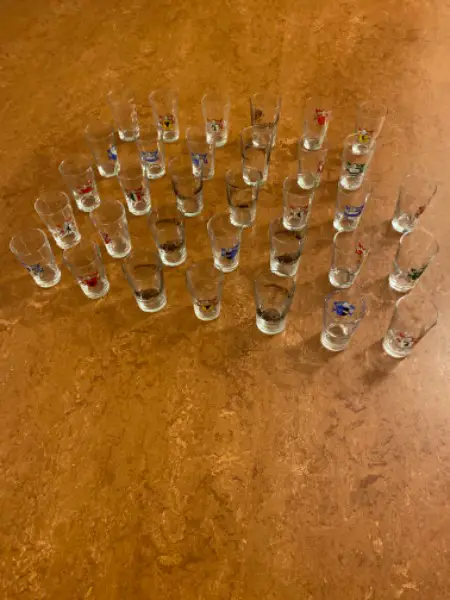 Schöne Glässer für Weiswein oder sammeln verschiedene kantone