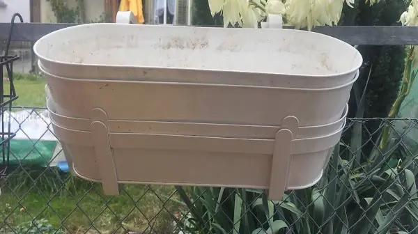 2 lange Töpfe fürs Geländer