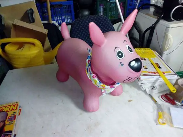 Ein älterer grösserer Spielzeughund für Kinder Gummi