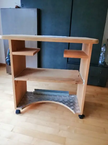 Handgefertigtes Computermöbel aus Holz.