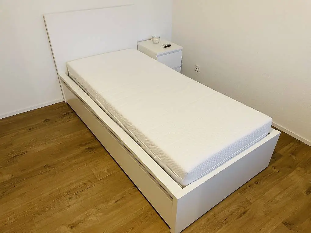 Einzelbett 90x200cm inkl. Lattenrost und Matratze