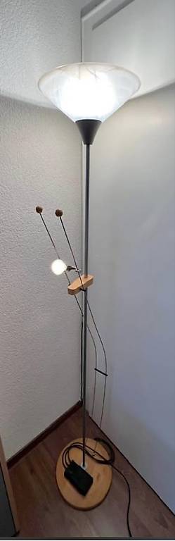 Stehlampe auf Holzsockel