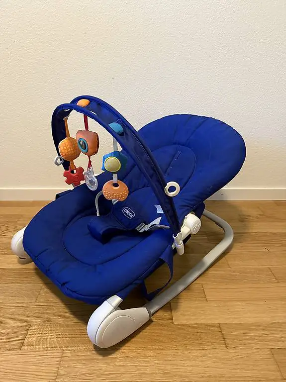 Babywippe mit Mobile
