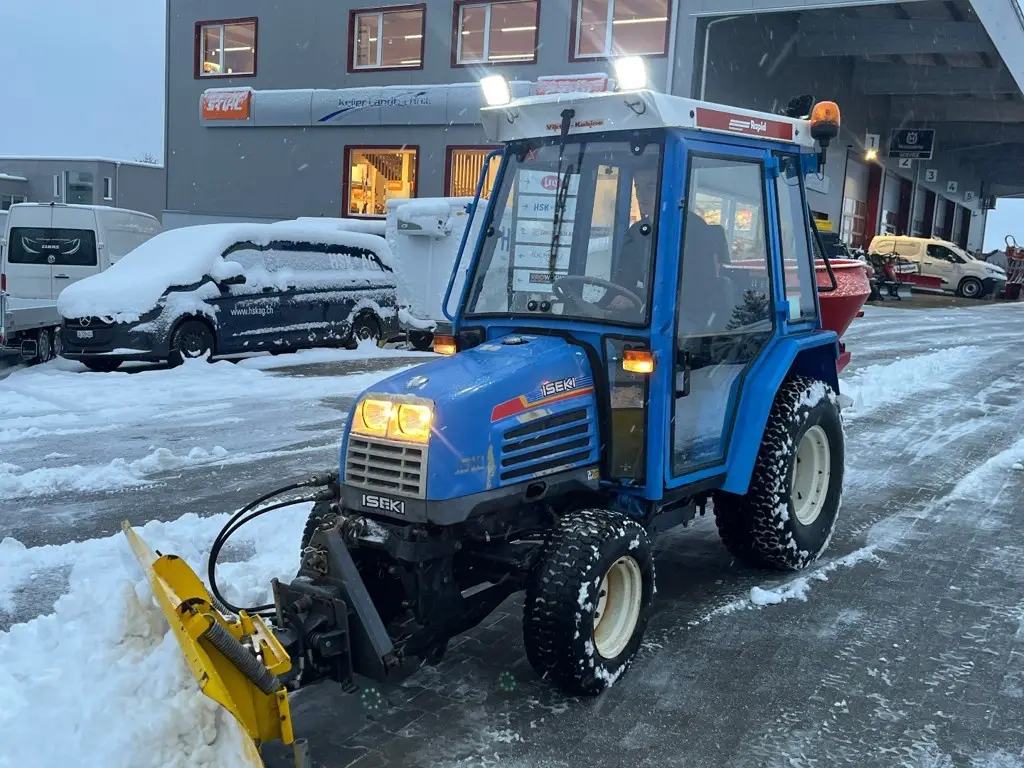 Kommunaltraktor Iseki TF330 & Schneepflug & Salzsteuer
