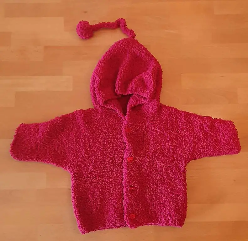 Selbstgestrickte Jacken für Kleinkinder