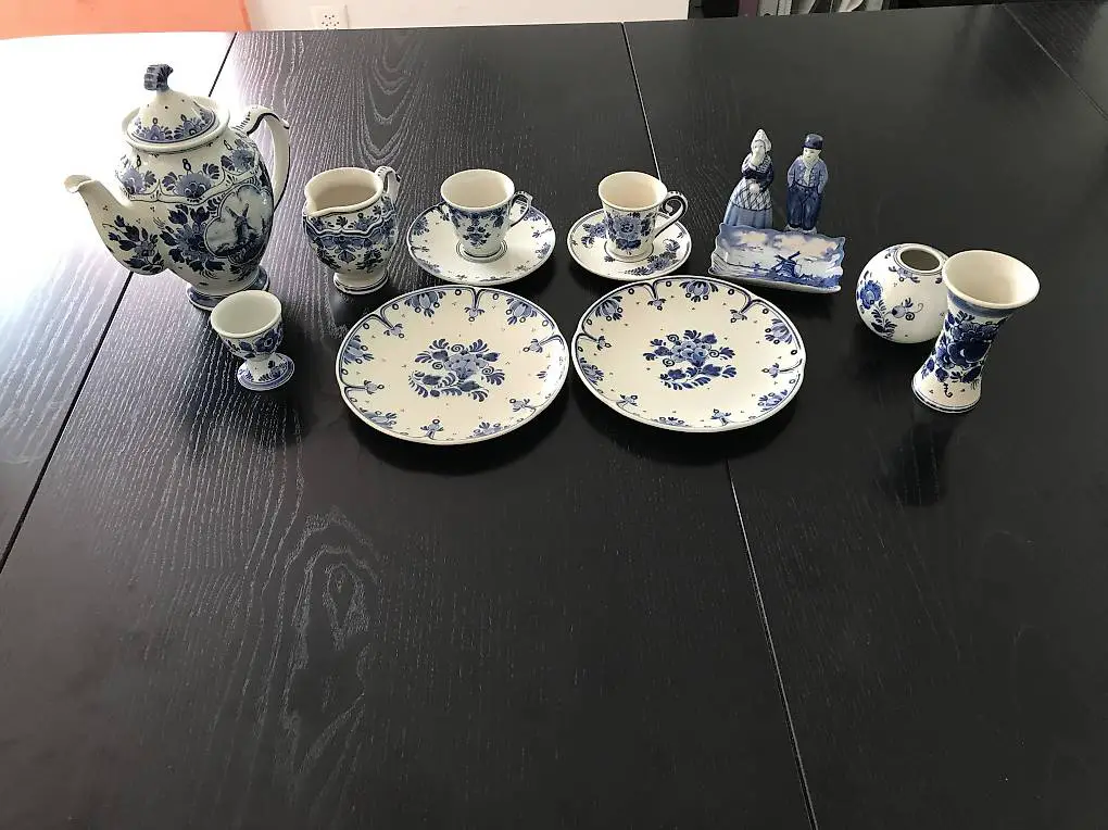 Espresso-Tassen, Dessertteller u.a. aus Delfter Porzellan