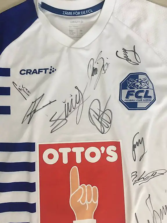 FC Luzern Trikot signiert inkl. Autogramm Karten