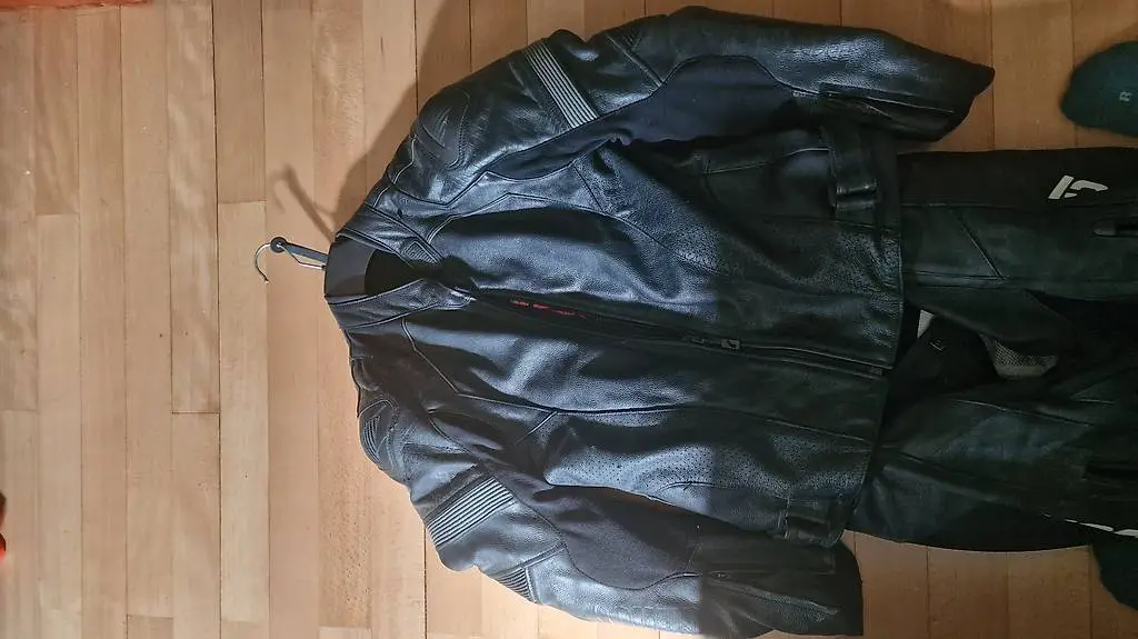 Motorradjacke, -hose und Stiefel