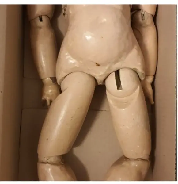 Verschiedene Puppenkörper, Puppenteile zu alten Puppen.