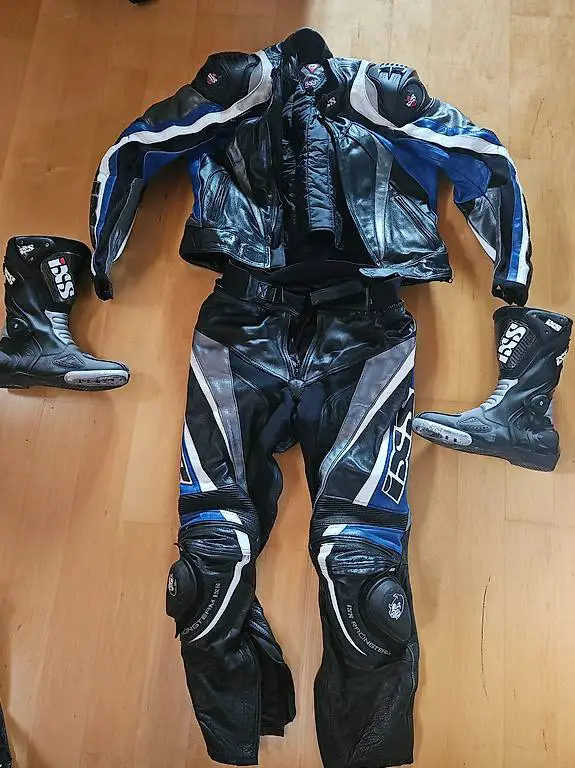 2-teiliges Motorradkombi aus Leder, Grösse 52 / Töffstiefel