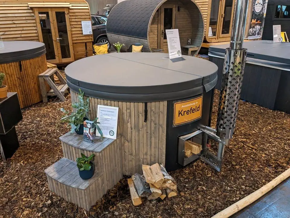 200cm Badefass Hot Tub Holzofen GFK 8x Wassermassagedüsen, LED Thermodeckel Treppe, grosse Ausstellung in KR