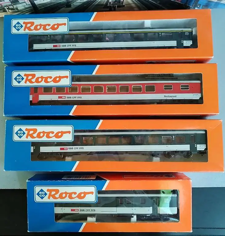Roco SBB Intercity der 70er-Jahre mit Fleischmann Lok Re 4/4