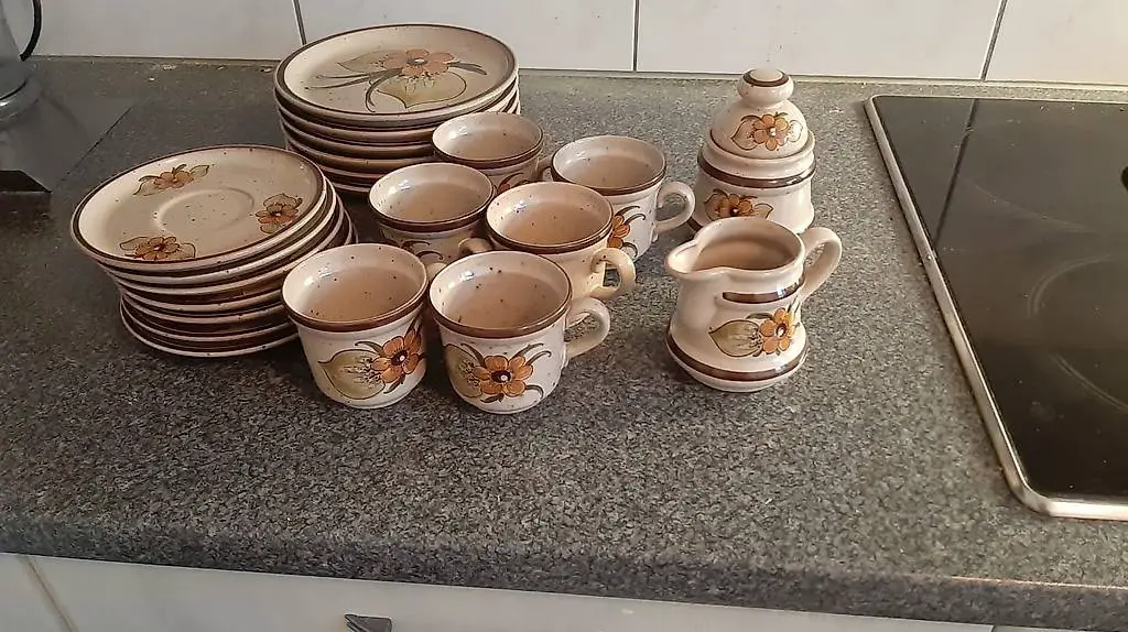 Steingut Kaffeetassen und Dessertteller